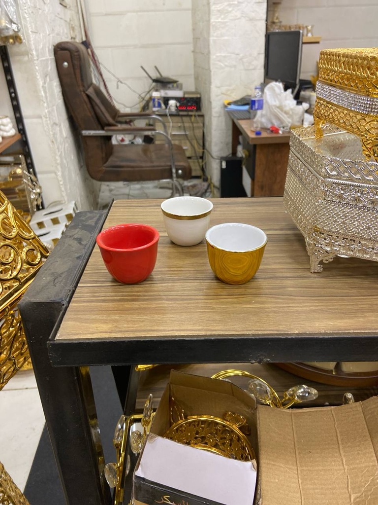 فناجين عربي نص احمر ذهبي